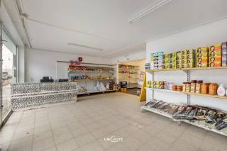 Deze handelshuis / appartement met winkelruimte met topligging bevindt zich midden in het commercieel centrum van Sint-Niklaas, vlak bij...