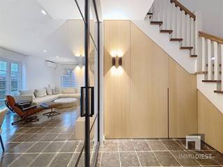 <h2><span>Klasse villa met moderne inrichting in Paal: architectuur, luxe en ruimte in een groene setting</span></h2><h2><span>De villa is volledig instapklaar waarbij de high-end afwerking inclusies design interieur is inbegrepen(*).</span></h2><p><span>Ontdek deze uitzonderlijke villa in </span><span>Paal</span><span>: een imposante, moderne villa waar eigentijds design en duurzame kwaliteit samenkomen. De woning maakt meteen indruk met haar </span><span>imposante gevel</span><span> en een verzorgde voortuin met omheining, wat zorgt voor een </span><span>veilig en afgesloten gevoel</span><span>.</span></p><h3><span>Stijlvolle architectuur met praktisch comfort</span></h3><p><span>De </span><span>volledig aangelegde oprit/voortuin</span><span> en de ruime parking voor de woning bieden dagelijks gemak voor gezin en gasten. Het monumentale volume van de woning vertaalt zich binnen in </span><span>ruime leefzones</span><span> en doordachte functionaliteit.</span></p><h3><span>Licht, luxe en een verfijnd interieur</span></h3><p><span>Binnenin primeert kwaliteit en detail. Een </span><span>indrukwekkende inkomhal</span><span> vormt een echte blikvanger, sfeervol verlicht met wandlampen. Grote raampartijen laten overvloedig daglicht binnen en creëren een open, aangename woonbeleving. Glazen schuifwanden zorgen voor een elegante scheiding tussen ruimtes zonder het ruimtelijke gevoel te verliezen.</span></p><p><span>De leefruimte is ruim en uitnodigend, met gezellige zithoeken en </span><span>sfeervolle sierhaard</span><span> die warmte en karakter toevoegen. Een ingebouwde wandkast en hoogwaardige afwerkingen versterken de stijlvolle uitstraling.</span></p><p><span>De gelijkvloersverdieping is voorzien van vloerverwarming, op slaapkamers zijn er radiatoren in combinatie met warmtepompen. </span></p><h3><span>Keuken als hart van het huis</span></h3><p><span>De open woon- en eetkeuken is een absolute troef: modern ingericht, met veel kastruimte, kwalitatieve toestellen en een </span><span>ruim kookeiland</span><span>. Via grote terras deuren is er een naadloze connectie met buiten ideaal voor wie graag binnen én buiten leeft.</span></p><h3><span>Slaapkamers & badkamers: comfort en privacy</span></h3><p><span>De 4 slaapkamers op verdieping zijn ruim en voorzien van maatkasten. In de badkamers komt luxe samen met gebruiksgemak, met o.a. </span><span>inloopdouche & ligbad</span><span>, hoogwaardige betegeling en voorzien van dubbele lavabo uit blauwehardsteen.</span></p><h3><span>Buitenleven om van te genieten</span></h3><p><span>De tuin is fraai aangelegd en biedt volop ruimte voor ontspanning en familie tijd: een groot gazon, gezellige terrassen, een </span><span>trampoline</span><span>, een </span><span>degelijk tuinhuisje biedt</span><span> extra opslag mogelijkheden. Alles is aanwezig om hier écht thuis te komen.</span></p><h3><span>Extras voor hobby, werk of gasten</span></h3><p><span>Naast de ruime gezinsindeling beschikt de woning op het gelijkvloers over een aparte bureau ruimte, deze bureau kan in no time omgebouwd worden tot een slaapkamer.</span></p><p><span>Verder is de woning volledig onderkelderd, bruikbaar en droog. De Zolder boven de berging is volledig afwerkt en voorzien van daglicht, ideaal als speelzolder,.... </span></p><h3><span>Renovatie 2021</span></h3><p><span>- Keuken</span></p><p><span>- Maatkasten gelijkvloers</span></p><p><span>- Bureau met glazendeur</span></p><p><span>- Glazendeur tussen leefruimte en inkomhal</span></p><p><span>- Garage omgebouwd naar extra berging met lavabomeubel en maatkasten</span></p><p><span>- Badkamer op verdieping</span></p><p><span>- Maatkasten slaapkamers</span></p><p><span>- Aanpassingen aan het elektriciteitsnetwerk + herkeuring</span></p><p><span>- De villa is volledig instapklaar waarbij de high-end afwerking inclusies design interieur is inbegrepen op Vitra Lounge Chair na.</span></p><p><span> </span></p><p><span>Interesse?</span></p><p><span>Deze woning is perfect voor wie </span><span>ruimte, kwaliteit en moderne luxe</span><span> zoekt in een rustige, groene omgeving. </span></p><p><span>Wil je meer info of een bezoek plannen? Bel uw makelaar Jeroen Kippers rechtstreeks op 0478/766.000 of via 013 31 25 22.</span></p><p><span> </span></p><p><span>Ook benieuwd naar de waarde van je eigen woning? Vraag een </span><span><span>gratis schatting</span></span><span> aan.</span></p>