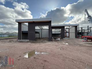 Gloednieuwe KMO-unit van 253 ² gelegen te Evergem. De unit maakt deel uit van het project 'Bizzpark Doornzele', een project gekenmerkt door duurzaamheid en architectuur. Er is bovendien een optie om een extra verdieping van 60 m² te realiseren, bespreekbaar op aanvraag, ideaal als kantoor of extra opslagruimte. Deze unit is uitgerust met een automatische sectionale poort en heeft een vrije hoogte van 6,5 meter. De unit is volledig geïsoleerd en afgewerkt met een duurzame polybetonvloer met een draagkracht van 2,5 ton/m² permanente belasting. De ruimte is ook voorzien van een lichtstraat met geïntegreerd rookluik, een elektrische aansluiting van 3 x 400V + N met een stroomsterkte van 40A. Elke unit beschikt tevens over een regenwaterput van 5.000 liter. Zonnepanelen kunnen nog optioneel worden voorzien, afhankelijk van de noden van de gebruiker. De omgeving van het gebouw wordt volledig aangelegd met groenvoorziening. Verplichte aankoop van één autostaanplaats, extra staanplaatsen mogelijk alsook mogelijkheid voor wachtbuizen voor het plaatsen van een laadpaal.<br /><br />De ligging in Evergem zorgt voor een uitstekende bereikbaarheid, op slechts 2 km van de R4, wat een vlotte verbinding biedt naar zowel de E34 richting Antwerpen/Knokke als de E40 richting Brussel en Oostende.<br /><br />Heeft u interesse of wenst u graag meer details over deze KMO-unit? Aarzel dan niet om contact op te nemen met PANORAMA B2B voor bijkomende informatie, gedetailleerde plannen of om een vrijblijvend plaatsbezoek in te plannen. U kunt ons bereiken op het nummer 0477 02 09 02.