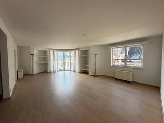 Er is een bezoekmoment voorzien op zaterdag 24 oktober. Plan uw bezoek zelf in via onze website: www.woonkantoor.be, het is niet nodig om te bellen.<br /><br />Appartement met drie slaapkamers (108 m²) gelegen op de tweede verdieping in een gebouw met lift. Het appartement werd volledig nieuwe herschilderd. <br /><br />Indeling: inkomhal, gastentoilet, ruime leefruimte met aansluitend terras met zicht op centrum Halle, open keuken met nieuwe frigo en diepvries, badkamer (met ligbad, douche, wastafel en toilet), drie slaapkamers. Het appartement beschikt ook over een ruime kelder (inbegrepen in de prijs). <br /><br />EPC C (elektrische verwarming)<br /><br />Gemeenschappelijke lasten met jaarlijkse afrekening: € 90 per maand gemeenschappelijke lasten + voorschot water 25 euro/per persoon. <br />Onmiddellijk beschikbaar.