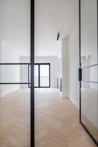 Residentie Luppen: kleinschalig renovatieproject nabij het Groen Kwartier<br /><br />Nabij het Groen Kwartier bevindt zich dit kleinschalig renovatieproject, op wandelafstand van scholen, winkels, openbaar vervoer en sfeervolle horecazaken. <br />Dit hippe project omvat 6 appartementen en 1 penthouse, met verschillende indelingen en keuze uit 1 of 2 slaapkamers, met oppervlaktes variërend van 50 tot 80 m². Elk appartement beschikt over een aangenaam, zuidgericht terras met uitzicht op het woonerf De Confiserie.<br /><br />De appartementen worden afgewerkt met kwalitatieve en duurzame materialen en zijn energiezuinig (zonnepanelen, vloerverwarming, ventilatiesysteem). Bovendien zijn alle appartementen volledig geschilderd en dus onmiddellijk instapklaar.<br /><br />Info en verkoop:<br />De verkoop geschiedt onder BTW op het constructieaandeel en registratierechten op het grondaandeel.<br />De aankoop van een kelderberging is verplicht (prijzen vanaf 4.500, exclusief aankoopkosten).<br />Optioneel kan er een ondergrondse autostaanplaats worden aangekocht.<br />Voor meer info: bel Karin op 0486/97 84 27 of mail karin@reds.be