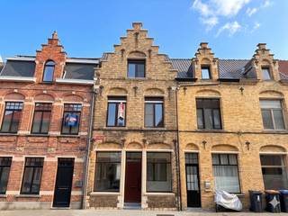 Mooi gerenoveerd huis te koop in de Doorgangstraat 15 te Ieper met 3 ruime slaapkamers. Deze tot in de puntjes afgewerkte woning geniet van een gunstig EPC, blanco elektrische keuring en volledig vernieuwde technieken. De woning bestaat uit: Verdiep -1: Droge kelder voorzien van alle technieken. Gelijkvloers: Inkomhal - Lichtrijke woonkamer met open keuken voorzien van dubbele spoelbak, combi-oven, elektrische kookplaat en dampkap - Trappenhal met toegang tot apart toilet en kelder - Ruime wasruimte. Verdiep +1: Master Bedroom - Badkamer voorzien van dubbele lavabo, toilet en inloopdouche. Verdiep +2: 2 ruime slaapkamers Verdiep +3: Praktische geïsoleerde zolderruimte.Buiten: Mooi afgewerkte buitenruimte. ALGEMEEN: - Totaal gerenoveerd huis - 3 ruime slaapkamers - Gunstige EPC B-score - Blanco elektrische keuring - Thermisch isolerend glas - Centrale verwarming op aardgas (condesatieketel) - Elektrische rolluiken aanwezig- Totaal vernieuwd dak Deze AI-visualisaties zijn bedoeld als inspiratie. Er werd geen rekening gehouden met technische specificaties, stedenbouwkundige voorschriften of de concrete mogelijkheden tot realisatie.De eigendom wordt aangeboden via de Pre-sale formule. Van 23/06/2026 om 14:00 tot 28/06/2026 om 12:00 kan u de woning op afspraak komen bezichtigen en een bod uitbrengen. De vermelde prijs is een instelprijs. Voor meer info, gelieve contact op te nemen met de dossierverantwoordelijke.Bestuursmaatregelen in het maatregelenregister: nee