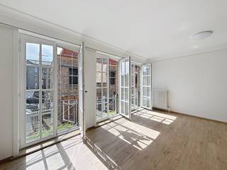Dit gezellige appartement met 2 slaapkamers, ruim zonnig terras en autostaanplaats bevindt zich in het centrum van Brugge. Het appartement ligt op een steenworp van het Minnewaterpark en de markt van Brugge. <br /><br />Indeling:<br />1°V: inkomhal met vestiaire, berging met aansluiting voor wasmachine - keuken (7m²) uitgerust met een keramische kookplaat, dampkap, spoelbak en aansluiting voor vaatwasmachine - woonkamer (22m²) - slaapkamer 1 (11m²) met toegang tot het balkon - slaapkamer 2 (12,5m²) met toegang tot het balkon - badkamer met douche en lavabo - zonnig terras (42m²) - staanplaats <br /><br />Algemeen: <br />- Huurprijs: € 950,00 per maand <br />- Onmiddellijk beschikbaar <br />- Geen syndicuskosten <br /><br />De snelste manier om een bezoek te brengen aan dit pand? Vraag je bezoek aan via de roze knop op onze website (www.dewaele.com) en je wordt gecontacteerd door onze verhuurexpert Broes.<br /><br />Telefonisch kunnen er geen afspraken gemaakt worden. Bij andere vragen kun je ons telefonisch contacteren via 050 444 999.<br /><br />Deze AI-visualisaties zijn bedoeld als inspiratie. Er werd geen rekening gehouden met technische specificaties, stedenbouwkundige voorschriften of de concrete mogelijkheden tot realisatie.