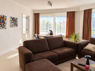 bemeubeld en instapklaar<br />gelegen op het gelijkvloers<br /><br />omvattende een inkom-/nachthal, klare living, modern ingerichte keuken, moderne badkamer, apart toilet, 2 mooie slaapkamers, 2 bergingen, ruime kelderberging en groot terras<br /><br />HP = 650 €/maand<br />HL = 50 €/maand