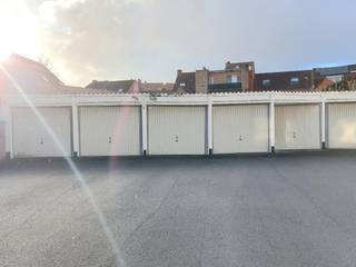 Deze garagebox afgesloten met kantelpoort is gelegen in de Brugse binnenstad in een garagecomplex met ruime manoeuvreerruimte dewelke afgesloten...