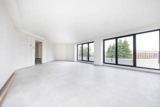 Super penthouse van 117m² gelegen te Evere. Het appartement met 2 slaapkamers heeft een woonoppervlakte (woonkamer, keuken) van 60m² en 2...
