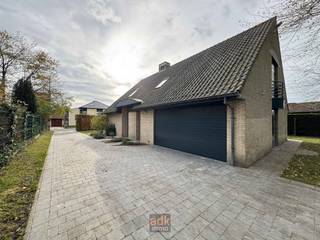 OPEN HOUSE – 20/12/2025 van 14u tot 16uRuime, lichtrijke villa met zonnige tuin – 908 m² grond – direct aan de duinenOp een absolute topligging,...