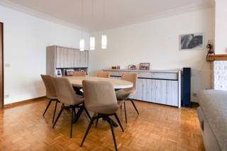 Dit 2 slaapkamer appartement bevindt zich op de 2de verdieping (met lift) en is gelegen op slechts enkele passen van het centrum.<br /><br />De indeling is als volgt: inkomhal/nachthal met toilet, berging, ruime leefruimte met ingerichte keuken en aansluitende wasplaats. Verder is er nog een badkamer met ligbad en toilet en 2 slaapkamers. Buiten kan je in alle rust genieten op het terras. Op het gelijkvloers is er nog een ruime garagebox.<br /><br />Beschikbaar vanaf 1/3/26. Er zijn geen gemeenschappelijke kosten.<br /><br />Wij leiden je graag rond!