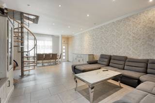 Cette maison, située dans un environnement très calme, offre une surface habitable d’environ 120 m² et est implantée sur une parcelle de 1a 66ca. Avec ses trois chambres, son spacieux séjour et son agréable jardin, elle constitue une opportunité intéressante pour un premier achat.<br />Au rez-de-chaussée, vous trouverez un spacieux séjour d’environ 37 m² équipé d’un poêle à pellets, ainsi qu’une cuisine d’environ 17 m². La salle de bains avec WC se trouve également à ce niveau. À l’arrière, la maison donne accès à la terrasse et au jardin d’environ 60 m² orienté nord-est, offrant un agréable espace extérieur au calme.<br />À l’étage, la maison dispose de trois chambres d’environ 15 m², 9 m² et 9 m².<br />La maison offre au futur propriétaire la possibilité de réaliser quelques travaux de rafraîchissement et de l’aménager selon ses goûts.<br />Le chauffage est actuellement électrique, complété par un poêle à pellets dans le séjour. Le gaz naturel est disponible dans la rue, permettant d’envisager une éventuelle conversion du système de chauffage à l’avenir.<br />Informations techniques : PEB 775 kWh/m²/an – label F. Obligation de rénovation applicable. L’acquéreur devra procéder à une rénovation énergétique afin d’atteindre au minimum le label PEB D dans les 6 ans suivant la passation de l’acte authentique.<br />Installation électrique conforme jusqu’au 29 janvier 2043.