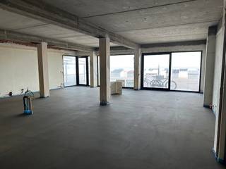 Dit handelspand is zeer groot en kan nog uitgebreid worden met terras op het Strandplein (autovrij en het centrum van de Zeedijk) . Bovendien is...