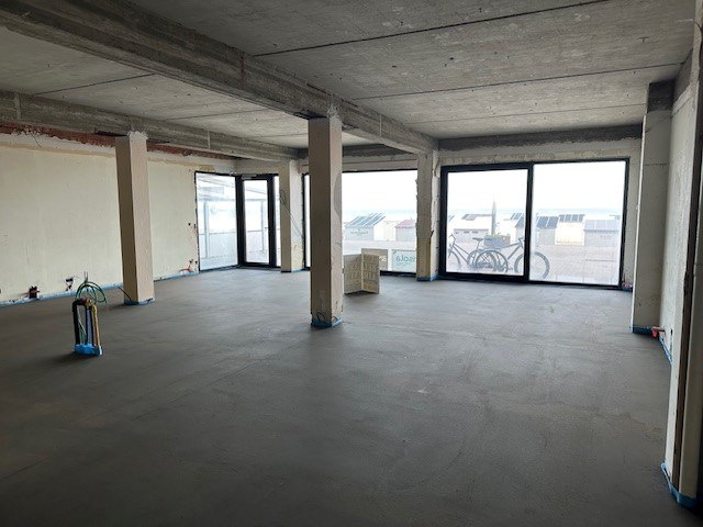 Handelspand  op topligging  .  Strandplein.   Ruim 200 m2  .       Tegen 1 juni volledig nieuw afgewerkt - foto 2