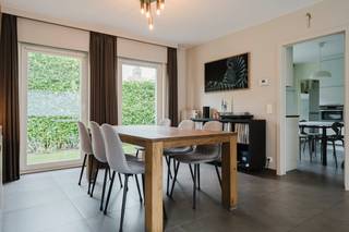 Zoek je een huis te koop in Kortrijk waar je letterlijk alleen nog je koffers hoeft uit te pakken? Dit uniek alleenstaand huis te koop op de begeerde wijk Sint-Elisabeth biedt alles wat een modern gezin verlangt. Gelegen aan het uiterste einde van een rustige doodlopende straat (pijpenkop), geniet je hier van maximale privacy en absolute stilte.Deze woning is doorheen de jaren met veel liefde en oog voor detail vernieuwd. Het resultaat? Een 100% instapklaar geheel met een onklopbare prijs-kwaliteitverhouding.Troeven van de woning:* Modern comfort: Uitgerust met airco, zonnewering en nieuwe ramen met rolluiken.* Steeds vernieuwd: Geniet van een instapklare keuken en een extra douche in de handige wasberging.* Ruimte voor iedereen: Maar liefst 4 slaapkamers en een inpandige garage.* Toplocatie: Gelegen in de groene rand van Sint-Elisabeth, op wandel- en fietsafstand van scholen, winkels en het bruisende centrum van Kortrijk.Wie op zoek is naar een instapklaar huis op een veilige, kindvriendelijke plek, vindt hier zijn droomwoning. Dit alleenstaand huis te koop is direct beschikbaar bij akte. Wacht niet te lang en kom zelf ontdekken waarom dit instapklaar juweeltje in de Violierenlaan de ideale match is voor jouw toekomst.Huis te koop Kortrijk | Sint-Elisabeth | Dewaele VastgoedBestuursmaatregelen in het maatregelenregister: nee