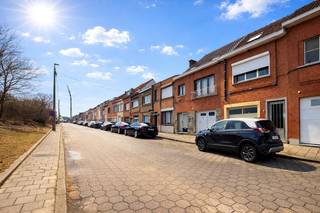 Bent u op zoek naar een woning met potentieel die je volledig naar eigen smaak kan afwerken? Deze centraal gelegen woning in Destelbergen vormt...