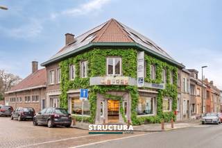 Uniek pand met commerciële en residentiële mogelijkheden, perfect voor ondernemers die wonen en werken willen combineren. Momenteel in gebruik als bakkerij, maar de mogelijkheden zijn veelzijdig.Highlights van het pand:- Locatie: Gelegen in het centrum van Vilvoorde, residentieel karakter- Dak: vernieuwd en geïsoleerd in 2022, voorzien van 48 zonnepanelen- Commerciële ruimte: Grote werkplaats/bakkerij met traditionele houtoven, aparte toegang via grote zijpoort- Kelder: Zeer ruime kelder ideaal voor opslagIndeling woonst (± 241 m²)- 1e verdieping: Inkomhal met wc, woonkamer, open en volledig ingerichte keuken, ruim dakterras, slaapkamer, bureel en badkamer- 2e verdieping: Slaapkamer en badkamer- 3e verdieping: 3 slaapkamersIndeling commerciële ruimtes- Winkel: ± 70 m²- Bakkerij/werkplaats: ± 98 m²- Stapelplaats: ± 35 m²- Garage: ± 26 m²Dankzij de ruime indeling en centrale ligging is dit pand ideaal voor zowel commerciële activiteiten als gezinswoning. Mis deze unieke kans niet!Contacteer ons voor meer informatie of een bezoek ter plaatse via 02 460 80 46 of info@structura.be
