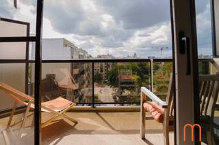 <strong>Wonen in Residentie Parkzicht – centraal en residentieel</strong><br /><br />In Residentie Parkzicht, aan het <strong>Prinses Stefanieplein</strong> in Oostende, vind je dit <strong>ruime en lichtrijke appartement</strong> op de <strong>7de verdieping</strong>. Met een <strong>bewoonbare oppervlakte van 115 m²</strong> en <strong>twee aangename terrassen</strong> biedt deze woonst het perfecte evenwicht tussen comfort, ruimte en uitzicht.<br /><br /><strong><u>Lichtrijke leefruimte met open zicht</u></strong><br />De <strong>ruime woonkamer</strong> geniet van overvloedig daglicht dankzij de grote raampartijen. Vanuit de leefruimte kijk je uit over het Prinses Stefanieplein, de <strong>Koninklijke Stallingen</strong> en het omliggende groen.<br />Het <strong>terras aan de voorzijde</strong> vangt de middagzon en biedt een heerlijke plek om te ontspannen met zicht op de tennis van Oostende.<br /><br /><strong><u>Praktische, open keuken en vernieuwde badkamer</u></strong><br />De <strong>open keuken</strong> sluit naadloos aan bij de leefruimte en is praktisch ingericht – ideaal voor wie houdt van gezellig koken.<br />De <strong>badkamer werd recent vernieuwd</strong> en is uitgerust met een moderne <strong>instapdouche</strong>.<br />Daarnaast beschikt het appartement over een <strong>aparte berging</strong> en een <strong>afzonderlijk toilet</strong> voor extra comfort.<br /><br /><strong><u>Twee slaapkamers met ochtendzon</u></strong><br />Achteraan het appartement bevinden zich <strong>twee volwaardige slaapkamers</strong>, elk met toegang tot het <strong>tweede terras</strong>. Hier geniet je van de <strong>ochtendzon</strong> en een rustige start van de dag.<br /><br /><strong><u>Extra troeven en praktische info</u></strong><br />Bij het appartement hoort een <strong>private kelder</strong>.<br />Een <strong>garagebox (nr. 2)</strong> onder de residentie kan optioneel worden aangekocht – een waardevolle troef in deze <strong>centrale en gegeerde buurt</strong>.<br /><br /><br /><strong><u>Belangrijkste kenmerken:</u></strong><br />Bewoonbare oppervlakte: 115 m²<br />Twee terrassen (ochtend- en middagzon)<br />Individuele verwarming op aardgas<br />Positieve elektrische keuring<br />EPC: 85<br />Bouwjaar: 2001<br />Mogelijkheid tot aankoop garagebox: € 65.000<br />KI appartement + kelder: € 1.184<br />KI garage: € 160<br /><br /><br /><strong>Comfortabel en centraal wonen in Oostende</strong><br />Dit appartement combineert ruimte, lichtinval en een uitstekende ligging met uitzicht op groen en nabijheid van winkels, openbaar vervoer en recreatie.<br />Een ideale thuis voor wie <strong>comfortabel, rustig én centraal</strong> wil wonen in Oostende.<br /><br />Neem vandaag nog contact met ons op voor meer informatie of een bezichtiging.<br />Laat je overtuigen door de <strong>ruimte, het licht en het unieke uitzicht</strong> die dit appartement te bieden heeft.<br />