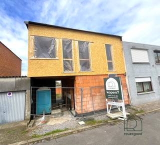 <p><span>Unieke bouwkans in rustige zijstraat ruwbouw - wind en waterdicht</span></p><p><span>In een kalme, verkeersluwe zijstraat, maar toch op wandelafstand van alle voorzieningen, bevindt zich deze aantrekkelijke bouwkans. De huidige toestand omvat de bouwgrond én een reeds deels opgetrokken ruwbouw, waardoor de toekomstige koper een mooie voorsprong heeft in het bouwproces. Het is reeds wind en waterdicht (de vergunning is in orde), de ramen zijn besteld (en worden nog geplaatst) en zijn inclusief de geafficheerde prijs. </span></p><p><span>De reeds uitgevoerde werken omvatten:</span></p><ul><li><span>Volledig afgewerkte rioleringswerken</span></li><li><span>Gefundeerde vloerplaat</span></li><li><span>Ruwbouw van de gelijkvloers verdieping</span></li><li><span>Houtbouw van de eerste verdieping</span></li><li><span>Afgewerkt dak (geïsoleerd volgens de correcte norm)</span></li><li><span>Ramen</span></li></ul><p><span>Opportuniteiten: </span></p><p><span>- Voor een prijs van geraamd </span><span>40.000 euro</span><span> kan ook de </span><span>gevel</span><span> (plaatmateriaal, isolatie, crepi) verder afgewerkt worden.</span></p><p><span>- Een t</span><span>otale afwerking</span><span> is ook mogelijk en dan bedraagt de geraamde totale prijs door de aannemer </span><span>330 000 euro</span><span> (dewelke nu 210 000 bedraagt). </span></p><p><span>Alle prijzen zijn inclusief BTW op de constructie, op de grond (dewelke 100 000 euro bepaald wordt) moeten nog registratierechten betaald worden.</span></p><p><span> </span></p><p><span>De verdere afwerking van de woning, zowel binnen als buiten, is nog verder te bepalen door de koper. Zo is er nog een vrije keuze voor de afwerkingen (keukens, badkamers, vloer, wanden,...). </span></p><p><span>Deze locatie biedt het beste van twee werelden: een rustige woonomgeving gecombineerd met een uitstekende bereikbaarheid en nabijheid van winkels, scholen en openbaar vervoer. Bij afwerking wordt deze woning dan ook een zeer interessant </span><span>nieuwbouw verhuuropportuniteit.</span></p><p><span> </span></p><p><span>Belangrijk:</span><span> Raadpleeg zeker de </span><span>planning en bijgevoegde documenten</span><span> om een volledig beeld te krijgen van de mogelijkheden en reeds uitgevoerde werken.</span></p><p><span>Interesse?</span><span><br />Contacteer </span><span>ReuzeGoed</span><span> voor een bezoek of meer informatie.</span></p>