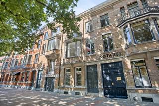 <p><span>Uiterst centraal gelegen aan het marktplein van Heverlee, op wandelafstand van het Arenbergkasteel en het bruisende historisch centrum van Leuven, zijn wij verheugd deze karaktervolle herenwoning in eclectische stijl, opgenomen in de inventaris van het bouwkundig erfgoed, te koop aan te bieden. Deze statige woning ademt authenticiteit en charme en biedt een uitzonderlijk potentieel voor wie op zoek is naar een ruime gezinswoning of een eigendom met tal van mogelijkheden. Hoewel de woning dient te worden opgefrist naar de huidige wooncomfort- en conformiteitsnormen, vormt zij een unieke opportuniteit om een karaktervol pand volledig naar eigen smaak te renoveren met behoud van haar authentieke elementen. Via de ruime inkomhal met dubbele deuren betreedt u de woning. Op het gelijkvloers bevinden zich een stijlvolle zithoek, een tweede leefruimte die naadloos overgaat in de open aanbouw, een voormalige keuken die momenteel dienstdoet als wasruimte en berging, en een veranda met directe toegang tot de prachtig aangelegde en uiterst gezellige stadstuin, waar het heerlijk vertoeven is. Op de tussenverdieping bevinden zich een afzonderlijk toilet en een extra kamer die zich perfect leent als bureau, hobbyruimte of logeerkamer. De eerste verdieping omvat twee ruime kamers en een derde kamer die vandaag is ingericht als leefruimte met keuken. Op de tweede verdieping vindt u opnieuw twee volwaardige slaapkamers en een badkamer. Via een vaste trap bereikt u ten slotte de ruime, onafgewerkte zolderverdieping, die de mogelijkheid biedt om nog twee bijkomende slaapkamers of een polyvalente ruimte te creëren. De ruime bewoonbare oppervlakte, de prachtige stadstuin, de talrijke authentieke elementen, de uitzonderlijke uitbreidingsmogelijkheden en de absolute topligging in het centrum van Heverlee maken van deze woning een bijzonder interessante opportuniteit voor liefhebbers van karaktervolle woningen. Kortom, een statige herenwoning boordevol charme en potentieel, gelegen op een uiterst gegeerde locatie. Een unieke kans voor wie authentiek wonen wil combineren met een renovatieproject op een toplocatie.</span></p><p><span> </span></p>