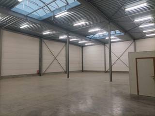 <p>Structura biedt een KMO-unit van 432 m² te huur aan langs de Trawoollaan in Machelen. De unit ligt in een gevestigde bedrijvenzone met vlotte bereikbaarheid via de R0, de E19 en de A201, op enkele minuten van Brussels Airport en de Brusselse Ring.</p>
<p>De unit heeft een vrije hoogte van 6 meter, is toegankelijk via één sectionaalpoort en beschikt over 4 private parkeerplaatsen. Ze is geschikt voor opslag, lichte productie of ambachtelijke activiteiten.</p>
<p><strong>Kenmerken:</strong></p>
<ul>
<li>Oppervlakte: 432 m²</li>
<li>Vrije hoogte: 6 m</li>
<li>1 sectionaalpoort</li>
<li>4 parkeerplaatsen</li>
<li>Onmiddellijk beschikbaar</li>
</ul>
<p><strong>Huurprijs:</strong> € 3.500 per maand, exclusief btw en lasten.</p>
<p>Meer informatie of een bezoek inplannen? Contacteer Structura via 02 462 32 00 of laurens.debecker@structura.biz.</p>