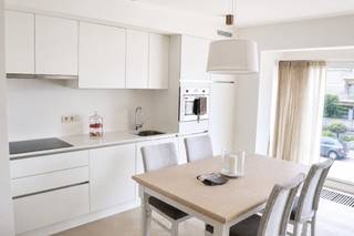 Modern 2-slaapkamerappartement te huur in de recente residentie “Angulo”, Koninginnelaan 44 te Middelkerke. Gelegen op een absolute toplocatie vlakbij openbaar vervoer, winkels en centrum van Middelkerke! Een verfijnde afwerking en zachte, lichte tinten geven dit moderne appartement een tijdloze uitstraling. Het appartement beschikt over een fietshaak in de gemeenschappelijke fietsenberging! <br /><br />Indeling: <br />- Leefruimte met open keuken voorzien van allerlei toestellen alsook opbergruimte<br />- nachthal<br />- Slaapkamer 1 (dubbel bed)<br />- Slaapkamer 2<br />- Badkamer met inloopdouche en lavabomeubel<br />- Apart toilet<br /><br />Algemene kosten: 50 euro per maand <br />+ provisie verwarming: 50 euro per maand<br /><br />Het appartement wordt ongemeubeld verhuurd. <br /><br />Ben je geïnteresseerd in dit pand te huur in Middelkerke? Ga naar de website www.dewaele.com, klik op het pand dat je wenst te huren. Via de rode knop "vraag je bezoek aan" vragen we u kort een profiel in te vullen. Daarna nemen we contact op voor een bezoek. Telefonisch kunnen er geen afspraken gemaakt worden. <br /><br />Deze AI-visualisaties zijn bedoeld als inspiratie. Er werd geen rekening gehouden met technische specificaties, stedenbouwkundige voorschriften of de concrete mogelijkheden tot realisatie.