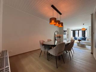 Op zoek naar een luxueuze en instapklare gezinswoning met vier slaapkamers, twee badkamers en alle comfort?<br /><br />Deze stijlvolle woning combineert ruimte, elegantie en hedendaags wooncomfort op een uitstekende locatie. Dankzij de hoogwaardige afwerking, de doordachte indeling en de ruime leefoppervlakte vormt deze eigendom een unieke opportuniteit voor wie op zoek is naar exclusief wonen.<br /><br />Bij het betreden van de woning komt u terecht op het gelijkvloers, waar zich een ruime garage bevindt, aangevuld met een afzonderlijk gastentoilet. Verder beschikt deze verdieping over een praktische wasruimte met douchevoorziening en toegang tot de gezellige koer, waar u in alle rust kunt genieten van aangename momenten in openlucht.<br /><br />Op de eerste verdieping bevindt zich de royale en lichtrijke leefruimte, waar grote raampartijen zorgen voor een aangename lichtinval en een gevoel van ruimte. Aansluitend vindt u de stijlvolle, volledig uitgeruste keuken, die perfect aansluit bij het hoogwaardige karakter van de woning en voorzien is van alle hedendaagse comfort.<br /><br />De tweede verdieping omvat drie volwaardige slaapkamers en een luxueuze badkamer, uitgerust met een elegant ligbad en kwalitatieve afwerking, waardoor deze ruimte uitgroeit tot een echte ontspanningsplek.<br /><br />Op de bovenste verdieping bevindt zich de ruime vierde slaapkamer, die zich perfect leent als master bedroom. Daarnaast beschikt deze verdieping over een tweede badkamer met douche, wat zorgt voor extra comfort en privacy voor bewoners en gasten.<br /><br />Vooraan de woning bevindt zich bovendien een private oprit, waardoor u steeds beschikt over extra parkeergelegenheid naast de garage.<br /><br />Deze uitzonderlijke woning weet luxe, ruimte en functionaliteit perfect te combineren en biedt een unieke woonervaring voor wie geen compromissen wenst te sluiten op vlak van comfort en kwaliteit.<br /><br />Om het hoogwaardige en instapklare karakter van deze woning te behouden, geldt een verplichte overname van de aanwezige meubelen, huisraad en toestellen voor een bedrag van € 11.600. De woning wordt daardoor volledig uitgerust aangeboden, zodat u onmiddellijk kunt genieten van alle comfort en voorzieningen.<br /><br />Aarzel niet en plan vandaag nog uw bezoek!<br /><br />Onmiddellijk beschikbaar.<br /><br />