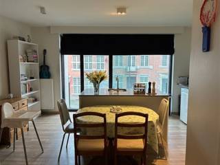 <p><span>Recent appartement in het centrum van Brasschaat</span></p><p><span> </span></p><p><span>Op een toplocatie, schuin tegenover het gemeentehuis van Brasschaat, op de eerste verdieping bevindt zich dit energiezuinige appartement.</span></p><p><span> </span></p><p><span>* Indeling: lichtrijke leefruimte met open keuken met werkblad in composiet, vaatwasser, keramische kookplaat en voldoende opbergruimte. Aansluitend bevindt zich een slaaphoek afgescheiden door een vaste wand. De badkamer beschikt over een douche, wastafel en toilet.</span></p><p><span>Het volledige appartement is afgewerkt met stijlvolle parkettegels en zuinige ledverlichting. </span></p><p><span> </span></p><p><span>Het appartement wordt momenteel verhuurd en is dus ideaal als investering. Uitstekend gelegen in het gezellige winkelcentrum van Brasschaat.</span></p><p><span> </span></p><p><span>- E-peil 51</span></p><p><span>- lift</span></p><p><span>- 2 individuele zonnepanelen</span></p><p><span>- balkon</span></p><p><span>- videofoon</span></p><p><span>- ruime kelderberging</span></p><p><span> </span></p><p><span> </span></p>