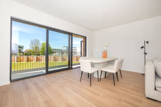 <p>Prachtig geschilderd appartement met 3 slaapkamers van 107 m² + groot terras in Agatha Garden. Het appartement heeft 3 grote slaapkamers en 2 mooie badkamers. EPC A/B+, 80% minder verbruik in vergelijking met een appartement van 20 jaar oud. Kelder voor € 5.000 en parkeerplaats optioneel. Verkoop onderworpen aan btw en registratierechten. MOGELIJKHEID VAN 6%.</p>
