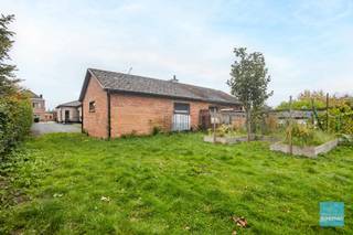 TE KOOP te Schellebelle. Deze bungalow is gelegen op een perceel van meer dan 6are met leuke tuin.De woning werd reeds grotendeels verbouwd en is...