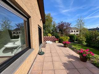 Deze woning ligt in Oostduinkerke, tussen de watertoren en Nieuwpoort-stad. De woning werd steeds goed onderhouden. De indeling is als volgt: Inkomhal, living, volledig ingerichte keuken, drie slaapkamers, badkamer met inloopdouche en lavabo, apart WC, berging en zolder. Terras volledig zuid georiënteerd, en aangename tuin. De woning is volledig onderkelderd: dubbele garage en waskot. De bezoeken starten op zaterdag 12 oktober op afspraak. Ref ODK-44