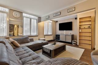 De ruime woning met een bewoonbare opp. van 320m² is gelegen te Gentsesteenweg 1316 in S-A-B. De woning bestaat uit:Gelijkvloerse...