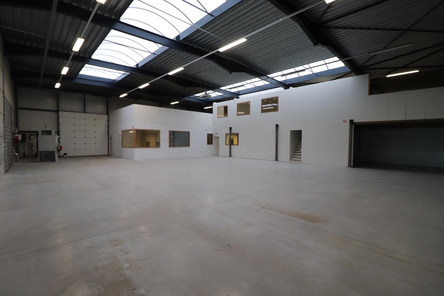 KMO-UNIT VAN 500M² MET BIJHORENDE KANTOREN. INDUSTRIEZONE MERKSPLAS - foto 4