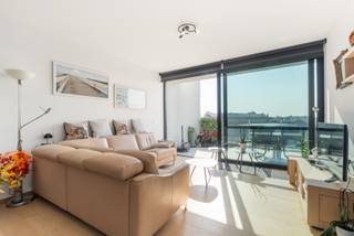 <p>Recent appartement in het centrum van Waregem met zicht op de binnentuin en een ruim zonneterras.</p>

<p> </p>

<p>Dit verzorgd appartement uit 2019 combineert comfortabel wonen met een centrale ligging in Waregem. De leefruimte geniet van veel natuurlijk licht en geeft rechtstreeks uit op het ruime terras aan de zonnekant, ideaal om in alle rust te ontspannen. Het open zicht op de binnentuin zorgt voor een aangename en groene woonbeleving midden in het centrum. Dankzij de praktische indeling, moderne afwerking en private parkeerplaats is dit appartement een interessante keuze voor wie comfortabel en energiezuinig wil wonen.</p>

<p> </p>

<p>Belangrijkste ruimtes:<br />• Inkomhal met videofoon en ingemaakte kasten<br />• Lichtrijke living met toegang tot het terras<br />• Open keuken met praktische indeling<br />• Ruime slaapkamer<br />• Badkamer met hedendaagse afwerking<br />• Berging met extra opbergruimte<br />• Ruim terras aan de zonnekant met zicht op de binnentuin<br />• Private parkeerplaats</p>

<p> </p>

<p>Troeven:<br />• Zicht op de rustige binnentuin<br />• Ruim terras aan de zonnekant<br />• Centrale ligging in het centrum van Waregem</p>

<p> </p>

<p>Neem vandaag nog contact op met je ERA-makelaar voor een bezoek.</p>

<p> </p>

<p>JOUW DROOMAPPARTEMENT. ZO GEVONDEN!</p>