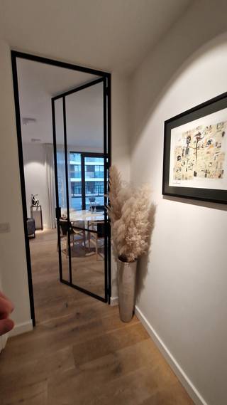 Elegant en hoogwaardig afgewerkt appartement met 1 slaapkamer. Mooie inkomhal met glasdeur, douchekamer met toilet. Lichtrijke living met open keuken en terras. Tussenruimte met ingemaakt bureau in hoogwaardige materialen. Ruime slaapkamer met ingemaakte kasten, badkamer met ligbad en een tweede , ruim terras. Inclusief autostaanplaats, fietsenberging en kelder. Een stijlvolle en comfortabele woonplek met oog voor detail.
extra kosten: €40 individueel verbruik / maand