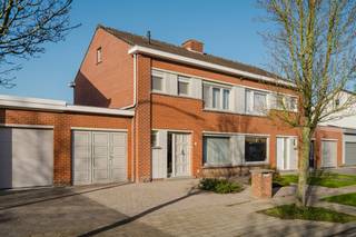 This well-maintained house is located in a pleasant and quiet residential area in Lauwe in Kranenbroeklaan 5. Thanks to its central location,...