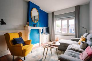 Instapklare woning met tuin en garage op toplocatie
Bezoekdag 26/09/2026
Richtprijs: 490.000€
Zoekt u een gezellige woning op een toplocatie aan de rand van Leuven? Deze rijwoning is dankzij recente renovaties instapklaar maar kan nog verder naar eigen smaak aangepast worden. Met een EPC label B, conforme elektriciteit en gunstig asbestattest vertrekt men alvast met een prima basis.
We betreden de woning via een aparte inkomhal met toegang tot een praktische kelder. De woonkamer met eetgedeelte loopt via de lichtrijke keuken naadloos over in de prachtige, verrassend ruime tuin met terras, waar het heerlijk vertoeven is. Naast de keuken bevindt zich de badkamer met bad/douche en toilet.
Op de eerste verdieping beschikt de woning over 2 ruime slaapkamers, waarvan één met aanpalend toilet. Daarnaast is er ook nog een ruime zolderverdieping die mits aanpassingen kan ingericht worden als één of zelfs twee extra slaapkamers, maar die ook perfect kan dienen als bureauruimte of hobbykamer.
De ligging is een absolute troef voor wie op zoek is naar een rustig gelegen woning maar niet wil inboeten op bereikbaarheid. Winkels, scholen en openbaar vervoer bevinden zich op wandelafstand en ook de Vaartkom, station en het stadscentrum van Leuven zijn zeer vlot bereikbaar. De vlotte verbinding met de E314 en andere invalswegen zorgt voor een uitstekende bereikbaarheid met de wagen.
Als kers op de taart beschikt de woning over een ruime eigen garage en oprit. Met 35 m² biedt de garage niet enkel een gegarandeerde veilige parkeerplaats, maar is er ook voldoende plaats voor extra bergruimte of atelier. Achter de garage is er nog een bijkomend stuk tuin (60 m²) dat momenteel als moestuin wordt gebruikt, maar ook hieraan kan men een eigen invulling geven.
Kortom, deze instapklare woning combineert de praktische troeven van een uitstekende ligging met het gemak van een grote eigen garage en het genot van een mooi aangelegde siertuin en groentetuin.