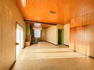 TE RENOVEREN HALFOPEN BEBOUWING, gelegen te Nederename (Oudenaarde), in een VERKEERSLUWE STRAAT op WANDELAFSTAND van winkels, scholen en...