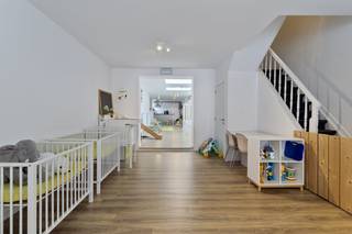 Indeling:- Gelijkvloers: ca. 110 m² open ruimte, naar wens in te richten- Ruime, vernieuwde open keuken- Praktische berging- Apart toilet- Vooraan...