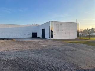 Goed gelegen bedrijfsgebouw te Beringen (Koersel), in de nabijheid van de E313. Dit gebouw heeft een oppervlakte van 905m² en bestaat uit een hal...