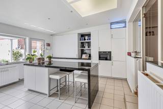 Bent u op zoek naar een prachtige woning met de mogelijkheid om een professioneel bureau aan huis te creëren? Dit charmante pand, gelegen in...