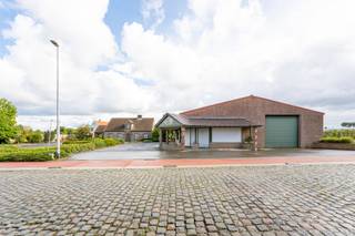 Verzorgde villa met 3 slaapkamers op ruim, groen perceel mét loods van 400m². <br />Geweldige opportuniteit op een steenworp van Roeselare en met vlotte verbinding naar de E403!<br /><br />De villa beschikt over een gunstig EPC dankzij de dubbele beglazing, centrale verwarming en dakisolatie. <br />Indeling als volgt: <br />Op het gelijkvloers: <br />- Inkomhal <br />- Bureel <br />- Leefruimte <br />- Keuken met eetplaats <br />- Veranda<br />- Badkamer <br />- Toilet<br />- Berging <br />- Slaapkamer <br /><br />Op de verdieping: <br />- Nachthal <br />- 3 slaapkamers <br />- Toilet<br /><br />Er is eveneens een inpandige garage. <br />De loods (400m²) is in perfecte staat, voorzien van elektriciteit en water. <br />Er is een inrijpoort vooraan en achteraan.<br /><br />Er is de mogelijkheid de woning aan te kopen met loods en tuin (3.340m² grondoppervlakte) <br />Er is ook de mogelijkheid de woning te kopen met aanpalende grond (6.953m² grondoppervlakte)
