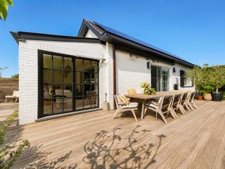 In een rustige en residentiële villawijk te Knokke, op fiets- en wandelafstand van het centrum, bevindt zich deze alleenstaande, instapklare woning die enkele jaren geleden met veel smaak en charme werd gerenoveerd. Deze woning is ideaal voor wie op zoek is naar een instapklaar en gemakkelijk te onderhouden huis op een rustige maar uiterst centrale ligging in Knokke.<br /><br />Indeling: inkomhal met vestiaire en gastentoilet. De gezellige leefruimte is ingedeeld in een eet- en zithoek en sluit aan op de open, volledig ingerichte keuken. De woonkamer en de keuken geven directe toegang tot de mooie zonneterrassen rondom de zonnekant van het huis. De woning beschikt over twee volwaardige slaapkamers, elk met hun eigen badkamer. De master bedroom is uitgerust met een dressing en een stijlvolle badkamer met inloopdouche, dubbele lavabo en toilet. De tweede slaapkamer beschikt over een badkamer met ligbad. Er is voldoende bergruimte voorzien. <br /><br />Buiten geniet u van een onderhoudsvriendelijke tuin met uitstekende privacy en meerdere zonovergoten terrassen rondom de woning. Op het terrein is er voldoende parkeergelegenheid voor meerdere wagens.<br /><br />Extra troeven zijn het energielabel C, een conforme elektrische installatie, asbestveilig attest en de aanwezigheid van zonnepanelen.<br /><br />📞 Bezoeken uitsluitend op afspraak<br />Contacteer Willem Cauwels via 0477/60.12.16