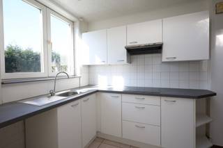 Zeer goed gelegen in het centrum, charmante en gezellige karakterwoning met een zuidwestgerichte tuin, bestaande uit een inkom, woonkamer,...