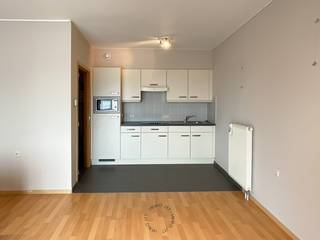 In het erkende assistentieverblijf Residentie Meulenberg, vlak bij de Grote Markt van Beveren, winkels en openbaar vervoer, bevindt zich deze comfortabele serviceflat met 1 slaapkamer.<br /><br />De indeling is als volgt: inkomhal, apart toilet, lichtrijke woonkamer, praktische keuken met ingemaakte kasten, 1 slaapkamer, badkamer met douche en lavabomeubel, en een aangenaam terras om van het buitenleven te genieten. Bovendien beschikt het appartement over een privatieve kelderberging. De ruimtes werden voorzien van een "meldingsknop".<br />Bewoners kunnen ook gebruikmaken van de mooie parktuin, ideaal om volledig tot rust te komen.<br /><br />Mogelijkheid tot overname van meubelen.<br /><br />De residentie biedt een persoonlijke service en extra diensten aan. Voor 1 persoon komt dit op €34,94/dag en voor 2 personen op €41,93/dag. Dit basispakket biedt volgende diensten aan:<br />– 24u op 24u permanentie, 7 dagen op 7/ noodoproepsysteem/discrete zorg op maat/wekelijks poetsen van het appartement (1/2 uur)/bezorgen van boodschappen op jouw appartement/gevarieerd activiteitenprogramma/waterverbruik/fitnessruimte/bar<br />Dit kan naar eigen behoeften worden aangevuld met extra dienstverlening.<br /><br />Beschikbaar: onmiddellijk<br /><br />Ook benieuwd naar dit pand of de diensten? Wij helpen u graag verder!<br /><br />Neem contact op via 03/775.44.10 of mail naar info@immo-jet.be