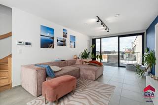 <p><strong>Ben je op zoek naar een recente nieuwbouwduplex (2020) met 3 slaapkamers, 3 terrassen en ondergrondse parkeerplaats in Aalst? Gevonden!</strong></p>
<p>In een rustige wijk, op fiets- en wandelafstand van het centrum van Aalst, het station en het OLV-ziekenhuis, vind je deze stijlvolle nieuwbouwduplex uit 2020. Dankzij de ligging geniet je hier van rust én een uitstekende bereikbaarheid. Het appartement bevindt zich op de tweede en derde verdieping van een verzorgd gebouw met lift en biedt alle comfort dat je vandaag verwacht. Wat deze eigendom echt uniek maakt, zijn de maar liefst drie terrassen. Hierdoor geniet je op elk verdiep van een aangename buitenruimte en extra lichtinval, wat zorgt voor een bijzonder ruim en open gevoel. Met EPC-label A, een condensatieketel, hoogrendementsglas, zonnepanelen en een ventilatiesysteem type D woon je hier bovendien energiezuinig en toekomstgericht. Ook de conforme elektrische keuring en videofoon zijn mooie extra troeven. Op de ondergrondse verdieping beschik je daarnaast over een private parkeerplaats en kelderberging, die verplicht zijn aan te kopen voor de prijs van 25.000 euro.</p>
<p>Je komt binnen via de inkomhal met apart toilet. De lichtrijke leefruimte sluit mooi aan op de volledig geïnstalleerde keuken en biedt toegang tot het eerste ruime terras van maar liefst 20 m². Verder vind je op deze verdieping een praktische berging, een eerste badkamer met douche en twee slaapkamers, die eveneens toegang hebben tot een eigen terras. Via de praktische trap bereik je de bovenverdieping, waar zich de master bedroom bevindt met dressing en een tweede badkamer met ligbad. Ook hier geniet je opnieuw van een extra terras, wat deze duplex een uitzonderlijk wooncomfort geeft.<br /><br />Verplichte aankoop van staanplaats en berging voor 25.000 euro. </p>