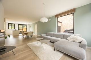<strong>INDELING<br /></strong>Via de inkomhal met gastentoilet en praktische vestiairekast betreedt u de woning. De stijlvolle smeedijzeren deur geeft toegang tot de lichtrijke leefruimte met open keuken, gans het gelijkvloers op tegelparket. Aansluitend bevindt zich de inpandige garage, uitgerust met tal van op maat gemaakte kasten die zorgen voor extra bergruimte, ook een plaats voor wasmachine en droogkast op hoogte is hier voorzien. Buiten wacht een volledig afgesloten tuin waar u in alle privacy kunt genieten van het terras, afgewerkt met een zonneluifel voor extra comfort op warme dagen. De trap is uitgerust met automatische ledverlichting.<br />Op de eerste verdieping bevinden zich twee volwaardige slaapkamers, een apart toilet en een badkamer met ligbad en wastafel.<br />De tweede verdieping vormt een echte mastersuite met een ruime slaapkamer, een praktische dressing, een tweede badkamer met wastafel en douche en een apart toilet.<br /><br /><strong>BIJZONDERHEDEN</strong><br />Deze woning wordt verwarmd met aardgas en is op het gelijkvloers voorzien van vloerverwarming, op de verdieping van radiatoren. In de nachthal hangt een airco. Er werd ook domotica voorzien.<br /><br /><strong>POSITIEVE ASPECTEN</strong><br />Instapklaar<br />Zuid gerichte tuin<br />Tijdloze bouwstijl<br />Jonge woning