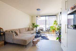 <p>Ontdek dit instapklare nieuwbouwappartement uit 2020, gelegen op de eerste verdieping. Dankzij de moderne afwerking, de lichtrijke leefruimte en het zonnige terras biedt dit appartement alle comfort voor wie op zoek is naar een eigentijdse woonst.</p><p>Troeven:</p><p>* Nieuwbouwappartement (2020) verkoop onder registratierechten 2% onder vw<br />* EPC-label B<br />* Ruime, lichtrijke leefruimte<br />* Open, volledig uitgeruste keuken met keukeneiland<br />* Terras met aangename avondzon<br />* 2 volwaardige slaapkamers<br />* Moderne badkamer met inloopdouche<br />* Apart toilet<br />* Praktische bergruimte met sanitaire aansluitingen voor toestellen<br />* 200m wandelen naar het station van Haaltert<br />* Gemeenschappelijke fietsenberging<br />* Private autostaanplaats achteraan het gebouw (verplicht aan te kopen voor € 15.000)</p><p>Neem vrijblijvend contact op voor een afspraak!</p>