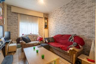 Wie op zoek is naar een gezinswoning die nog naar eigen smaak gezet kan worden is hier aan het juiste adres. De woning is gelegen op een centrale locatie te Stasegem en geniet bijgevolg een uitstekende verbinding met voorzieningen.<br /><br />De inkomhal biedt toegang tot de lichtrijkewoonkamer. De hoge plafonds vallen meteen op. Achterliggend bevindt zich een ruime leefkeuken met voldoende plaats voor een eethoek. Achteraan bevindt zich de badkamer (wordt momenteel vernieuwd) en een praktische berging. <br /><br />Op de eerste verdieping zijn 3 ruime, op te frissen slaapkamers. Via de vaste trap begeeft u zich naar de zolderverdieping waar eveneens een slaapkamer voorzien kan worden.<br /><br />De woning beschikt over een leuke tuin en achteraan een garagebox dewelke te bereiken is via de uitweg.<br /><br />EPC: 624 kWh/(m²/jaar) - UC: 3159910<br />Referentie: YP/25070/K