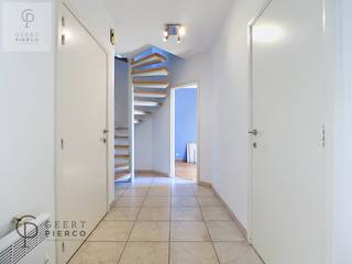 <p>Welkom in het hart van Landen, waar dit ruime duplex appartement je meteen zal verrassen.<br /><br />Gelegen in Residentie De Wijngaard, pal aan het Marktplein, combineert dit appartement een centrale ligging met een aangenaam wooncomfort.<br /><br />Met een bewoonbare oppervlakte van maar liefst 120 m² en twee terrassen geniet je hier op elk moment van de dag van zon en licht.<br />Via de gemeenschappelijke inkomhal bereiken we het appartement op de derde verdieping.<br /><br />We komen terecht in een centrale inkomhal die toegang geeft tot de slaapvertrekken en de trap naar de bovenliggende leefruimte.<br />Op deze verdieping bevinden zich twee slaapkamers en een verzorgde badkamer, uitgerust met een ligbad met douchefunctie, een dubbele wastafel en een toilet.<br /><br />Via één van de slaapkamers heb je bovendien toegang tot een gezellig, oostgericht terras.<br />De ideale plek om de dag rustig te starten met een kop koffie in de ochtendzon.<br /><br />Via de trap begeven we ons naar de bovenste verdieping, waar zich de leefruimte bevindt.<br /><br />Meteen valt de aangename lichtinval op.<br />De woonkamer geeft rechtstreeks uit op het ruime, zuidwestgerichte terras met een prachtig zicht over het Marktplein.<br />Hier geniet je de hele namiddag en avond van de zon en de levendige sfeer van het stadscentrum.<br /><br />De geïnstalleerde keuken met ontbijthoek sluit mooi aan op de leefruimte en biedt alle comfort voor het dagelijkse leven.<br />Verder beschikt deze verdieping nog over een praktische berging met aansluiting voor wasmachine en droogkast, evenals een afzonderlijk toilet.<br /><br />Ook praktisch heeft dit appartement heel wat te bieden.<br />Zo beschik je over een privatieve kelderberging én een afgesloten garage, waardoor je steeds voldoende opbergruimte hebt en je wagen veilig kan parkeren.<br /><br />Ben je op zoek naar een ruim appartement met twee terrassen, een garage en alle voorzieningen op wandelafstand?<br />Dan is dit zonder twijfel een bezoek waard. Hier woon je midden in het centrum van Landen, met winkels, horeca, openbaar vervoer en alle dagelijkse voorzieningen letterlijk om de hoek.<br /> </p>