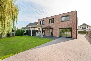 Cette maison individuelle combine le confort moderne avec une disposition réfléchie et une efficacité énergétique. Située dans un endroit extrêmement calme, à proximité du centre de Lommel.<br /><br />La maison est implantée sur un terrain de 6 ares 10 centiares et dispose d'une surface habitable d'environ 264 m². Grâce à ses espaces de vie agréables et à sa disposition pratique, elle offre amplement d'espace et de confort pour toute la famille.<br /><br />Disposition:<br />Au rez-de-chaussée se trouve un espace de vie lumineux avec une cuisine ouverte équipée de tout le confort moderne. Le salon et la cuisine bénéficient de beaucoup de lumière naturelle grâce aux grandes fenêtres à l'arrière de la maison. Il y a également une buanderie spacieuse avec un espace de rangement et une entrée latérale. À l'avant de la maison, il y a encore un grand espace de rangement / local technique et des toilettes pour les invités. Le hall d'entrée est joliment aménagé avec des placards encastrés.<br /><br />À l'étage, il y a quatre grandes chambres, une élégante salle de bains équipée d'une baignoire et d'une grande douche à l'italienne, ainsi qu'une deuxième toilette séparée. La chambre principale est équipée d'un dressing.<br /><br />Le jardin est orienté vers l'ouest, à l'arrière se trouve un grand abri de jardin avec cave, accessible par ascenseur. Cet espace est également adapté comme atelier, espace de loisirs, espace de rangement ou entrepôt. À l'arrière de la maison, il y a une terrasse couverte confortable.<br /><br />Caractéristiques exceptionnelles:<br />- Emplacement calme et central près du centre de Lommel<br />- PEB: 54,91 kWh<br />- Stores aux fenêtres<br />- 2 toilettes séparées<br />- Deux grands espaces de rangement