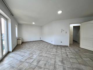 <p><strong>Bezoek na afspraak met IMMOBOSS per e-mail: ronse@immoboss.be</strong><br /><br />Op een boogscheut van de stadskern kan u deze kleinschalige residentie terugvinden. Het appartement bevindt zich op het derde verdiep (geen lift aanwezig) en is als volgt ingedeeld: inkomhal, lichtrijke woonkamer, open-keuken, badkamer en 2 slaapkamer. <u>Geen terras of balkon aanwezig</u>. Aparte tellers EW, verwarming op accumulatie, EPC-label: C en maandelijkse onkost: 25 EUR (verbruik en onderhoud van de gemene delen, met afrekening). Onmiddellijk beschikbaar.<br /><br /><strong>Bezoek na afspraak met IMMOBOSS per e-mail: ronse@immoboss.be</strong></p>