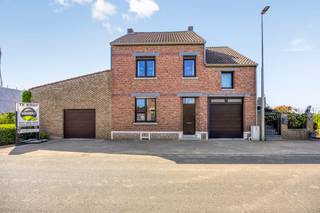 Ruime duowoning op landelijke locatie in Bommershoven (Borgloon).<br /><br />Deze ruime woning met bijhorende zorgwoning is gelegen in het charmante Bommershoven, deelgemeente van Borgloon, aan de Harenstraat 83.<br />De woning bevindt zich op een rustige, landelijke locatie, terwijl supermarkt en school zich op korte afstand bevinden.<br />Dankzij de centrale ligging geniet u van een vlotte verbinding naar de omliggende steden Tongeren en Sint-Truiden. Bovendien ligt de autosnelweg op slechts 10 kilometer afstand.<br /><br />Deze woning met een bewoonbare oppervlakte van 281m² bevindt zich op een perceel van ongeveer 15A.<br />Het pand werd enkele jaren geleden opgesplitst in een ruime woning met bijhorende zorgwoning en een bovenliggend appartement. Het appartement maakt geen deel uit van deze verkoop.<br /><br />De woning is uitgerust met PVC-ramen voorzien van dubbele beglazing.<br />Rolluiken zijn aanwezig op het gelijkvloers aan de voorzijde en aan de slaapkamers op de verdieping.<br />De verwarming gebeurt via stookolie.<br /><br />De indeling van de hoofdwoning omvat een inkomhal, een ruime en lichtrijke leefruimte met aansluitend een ingerichte leefkeuken.<br />Aan de achterzijde bevinden zich een praktische berging en een badkamer.<br />Verder beschikt de woning over een ruime inpandige garage met extra bergruimte, die toegang biedt tot een grote overdekte koer. Hier bevinden zich drie handige bergstallingen en een afzonderlijke tuinberging.<br /><br />Op de verdieping geeft de overloop toegang tot drie volwaardige slaapkamers en een bijkomende berging.<br />Via een vaste trap bereikt u de zolderverdieping, die mits afwerking perfect kan dienen als extra slaapvertrekken of hobbyruimte.<br />Er is een praktische kelder aanwezig.<br /><br />De inkomhal biedt eveneens toegang tot de woongelegenheid aan de rechterzijde van het gebouw/zorgwoning.<br />Deze entiteit omvat een bijzonder ruime leefruimte met open, ingerichte keuken, een ingerichte badkamer, een apart toilet en een slaapkamer.<br />Ook hier is een extra inpandige garage aanwezig.<br /><br />De tuin vormt een absolute troef en biedt een prachtig, weids uitzicht op de achterliggende boomgaarden en groene omgeving.<br />Het tuinperceel is bovendien rechtstreeks bereikbaar via een naastgelegen private weg.<br /><br />Troeven van deze woning zijn:<br />- Rustige landelijke ligging met vlotte bereikbaarheid van alle dagelijkse voorzieningen.<br />- Zeer ruime woning met tal van mogelijkheden: private woning met zorgwoning, praktijkruimte of thuiskantoor.<br />- Twee afzonderlijke inkomhallen en twee ruime inpandige garages.<br />- Ruime tuin met open zicht op groen en boomgaarden.<br />- Grote overdekte koer met extra stockage- of hobbymogelijkheden.<br /><br /><br />Voor meer info of een bezoek ter plaatse, contacteer ons op 0473 79 29 30 of mail naar luc@vestio.com<br />